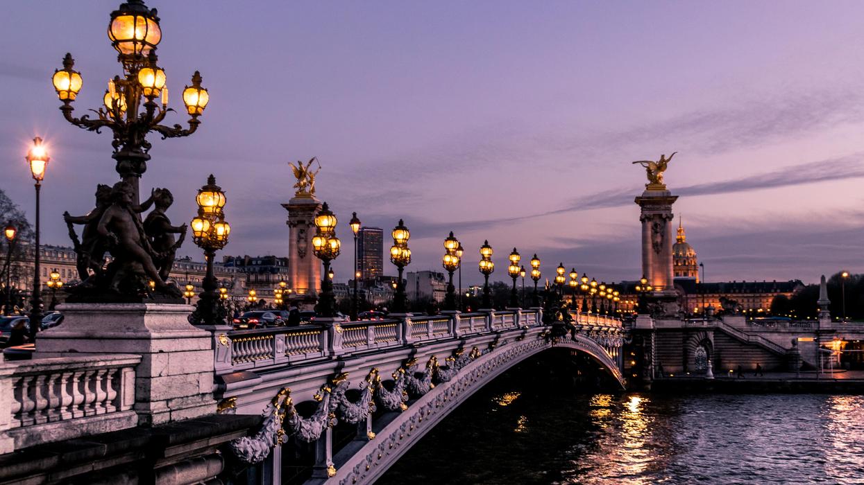 Bride at nighttime in Paris