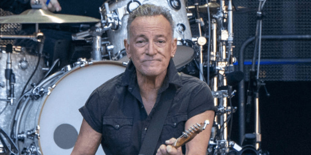 Bruce Springsteen Rebounds After Falling On Stage: VIDEO - Comic Sands