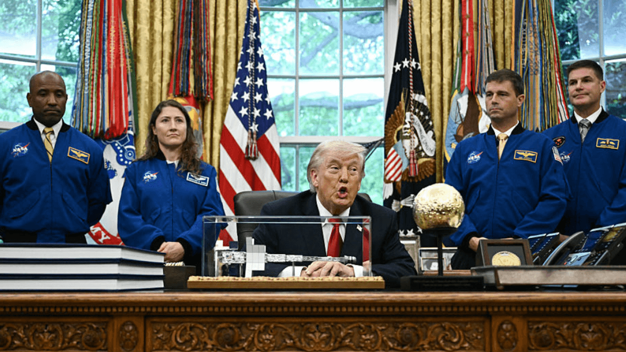 Donald Trump flanked by Artemis II astronauts