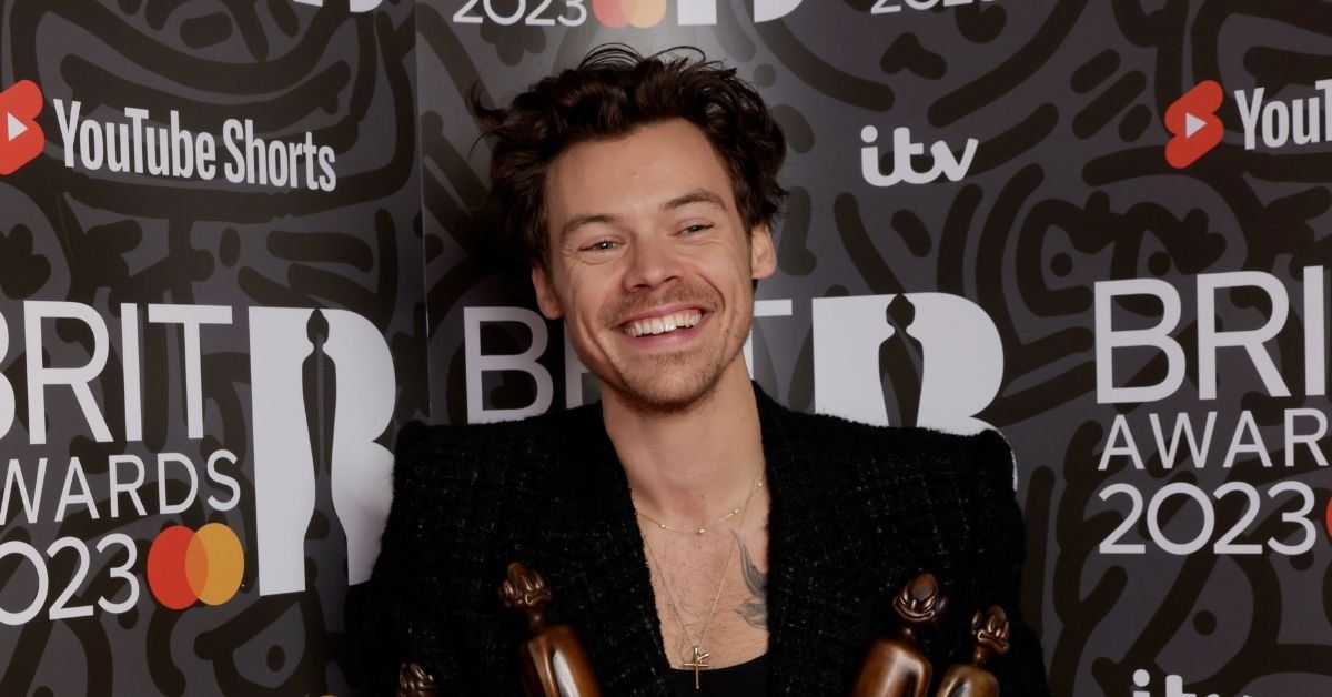Harry Styles Upsets Fans By Getting A 'Buzz Cut': PHOTO - Comic Sands