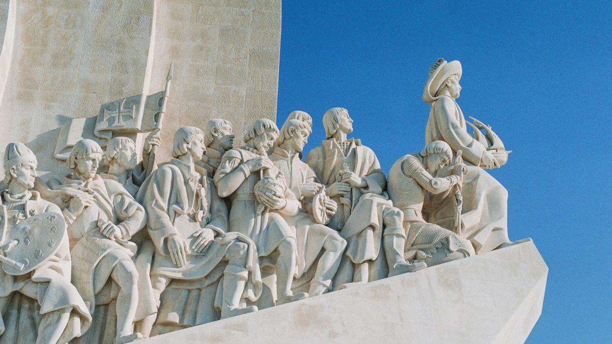 Image of a sculptor of Portuguese noblemen looking forward to the sky