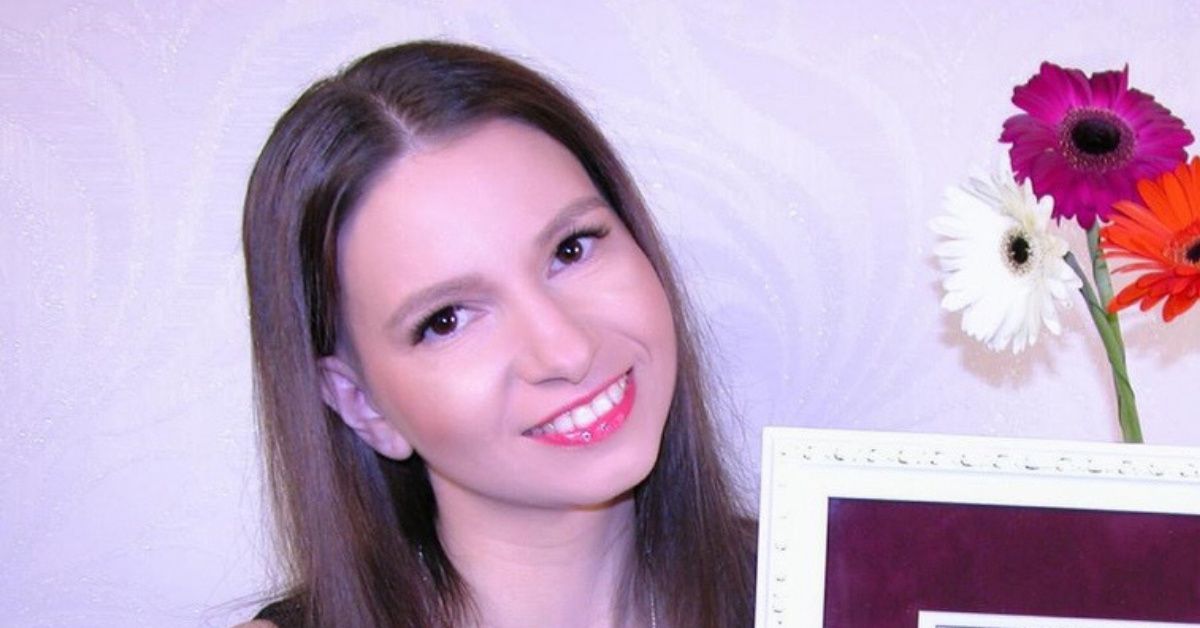 Blogger Spends Four Years Growing Her Fingernails Almost Five Inches