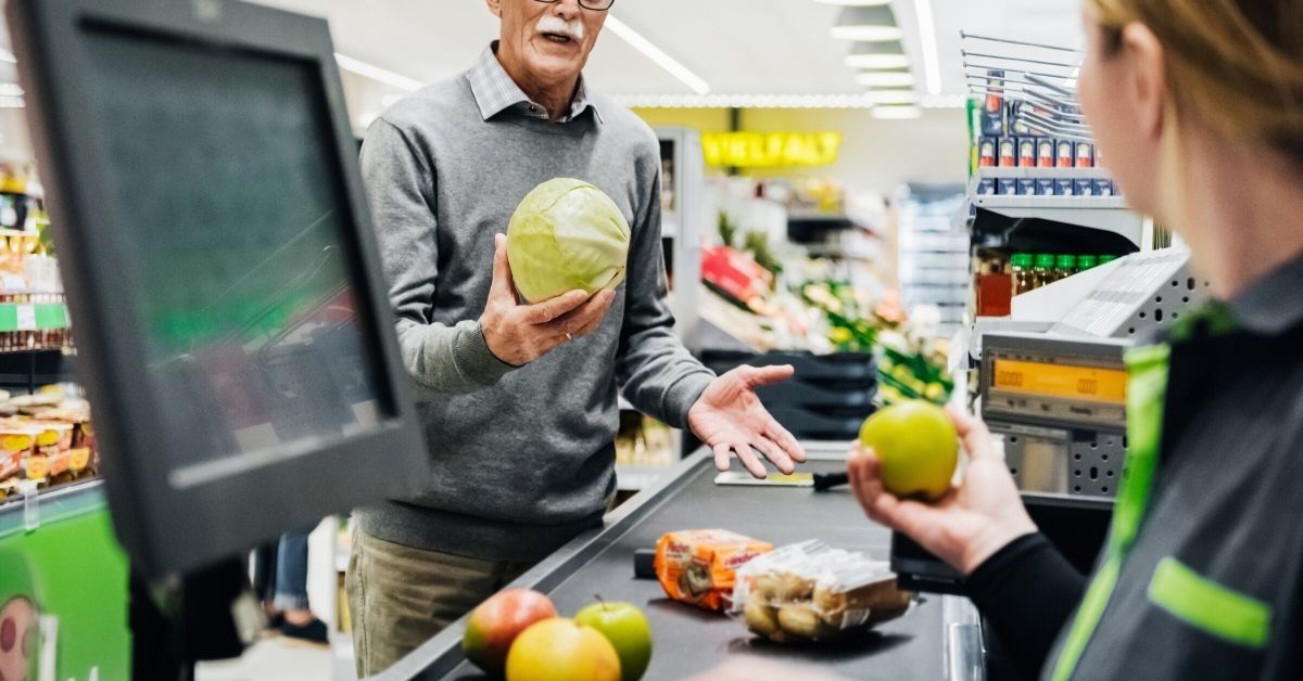 Guy Mortified After His Attempt To Speak Spanish To Female Grocery Store Cashier Backfires Big Time