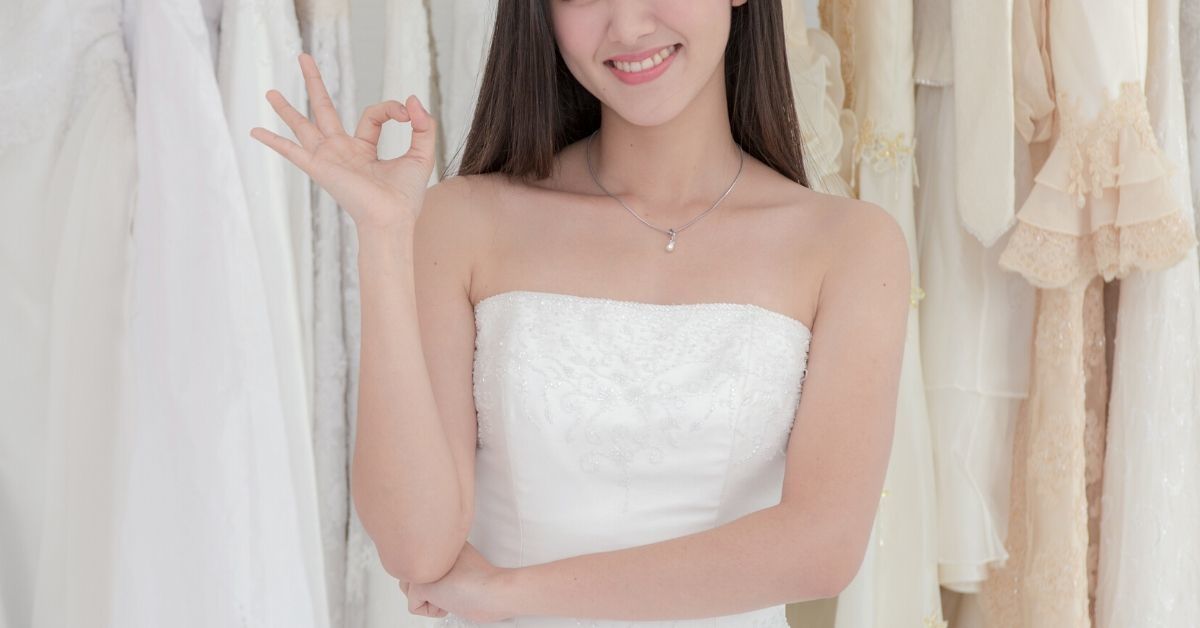 Woman's Boyfriend Kicks Her Out And Breaks Up With Her After She Jokingly Sends Him A Photo Of Herself In A Wedding Dress