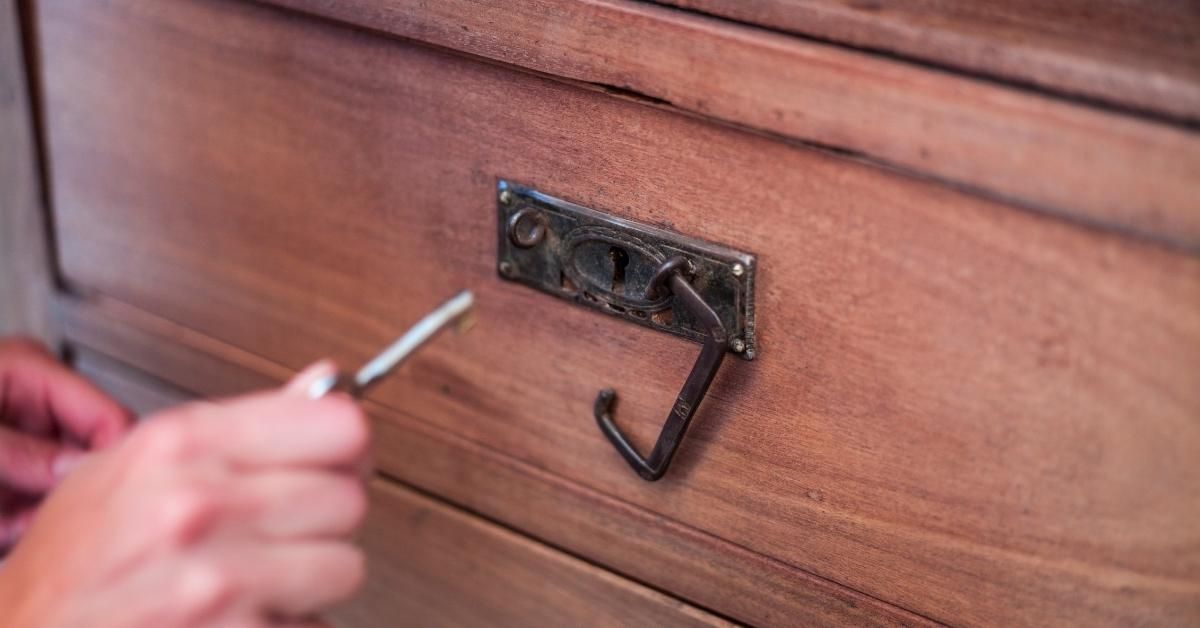 Teen Ignites Firestorm After Hiding Condoms In Her Locked Drawers To Catch Her Mom Snooping