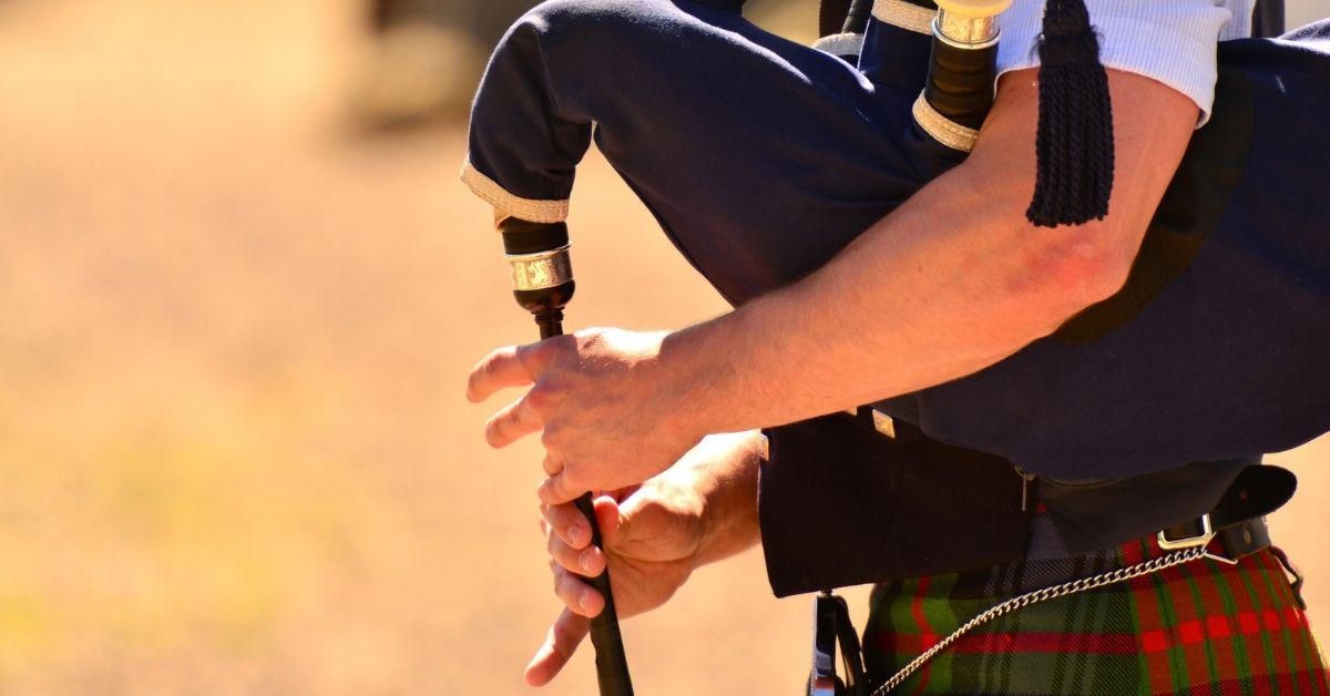 Annoyed Student Tapes Up Note In Public Begging Bagpiper To Stop Playing After Eight Days Straight