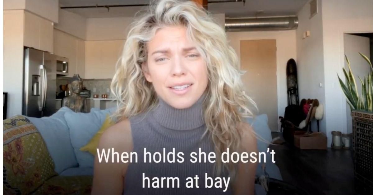 Former '90210' Star Reads Poem About Wishing She Was Putin's Mom—And It's A Major Cringefest