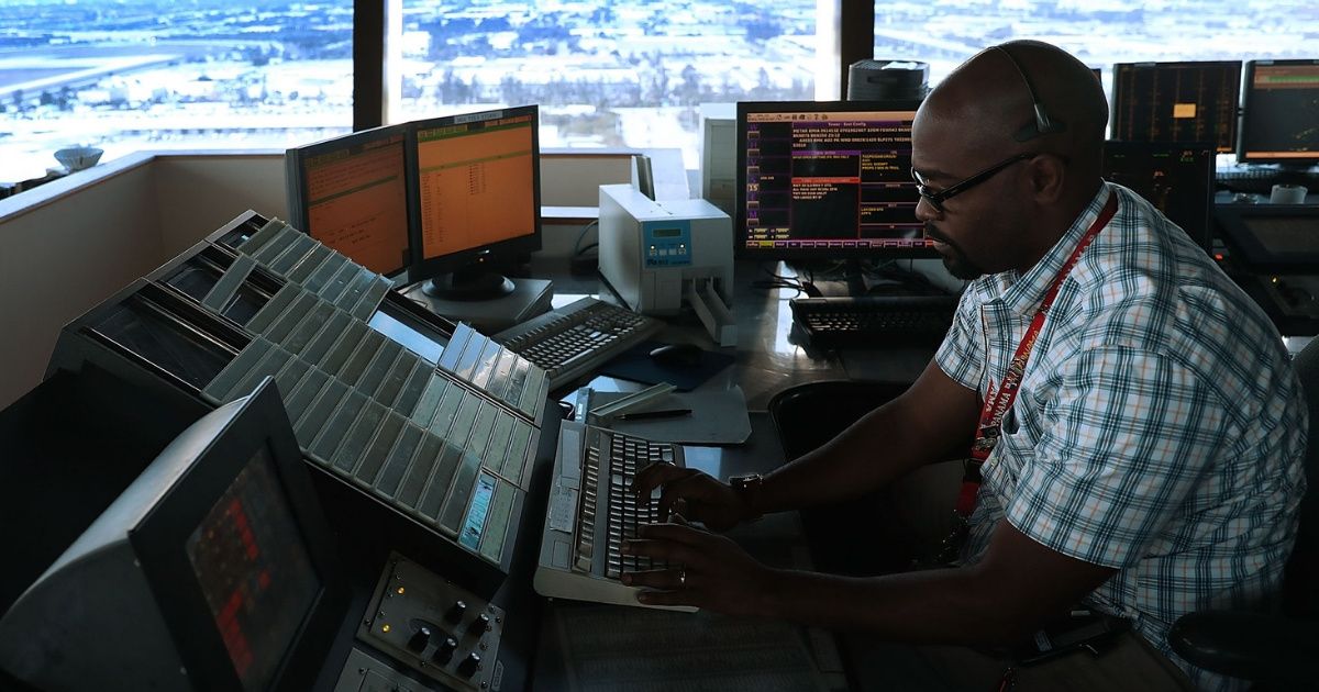 Canadian Air Traffic Controllers Send Sweet Gesture To Their U.S. Colleagues To Show Solidarity During Government Shutdown ❤️