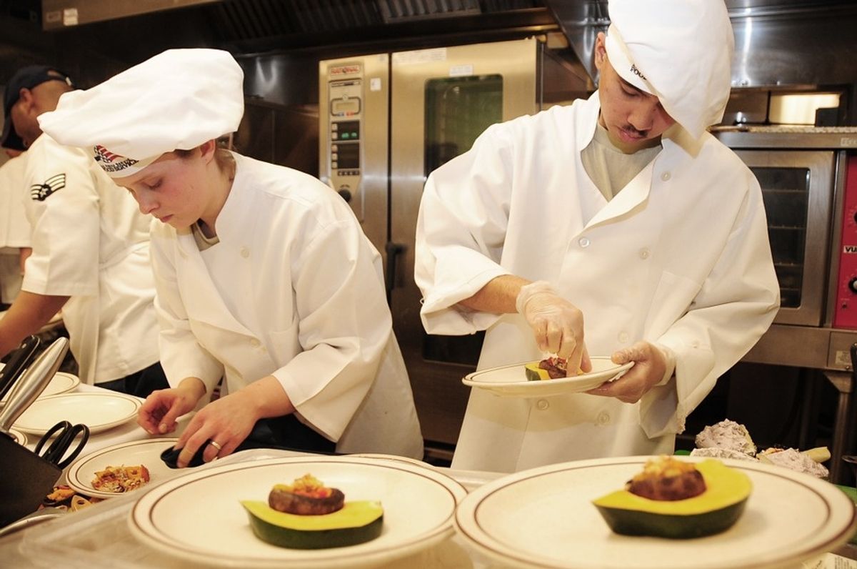 Chefs Reveal Which Red Flags To Look Out For While Dining Out