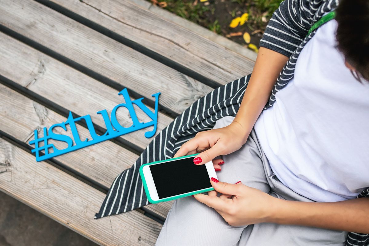 Dad Furious After His Young Teen Daughter Gets Text From Her Boyfriend's Mom Warning Her About Sex