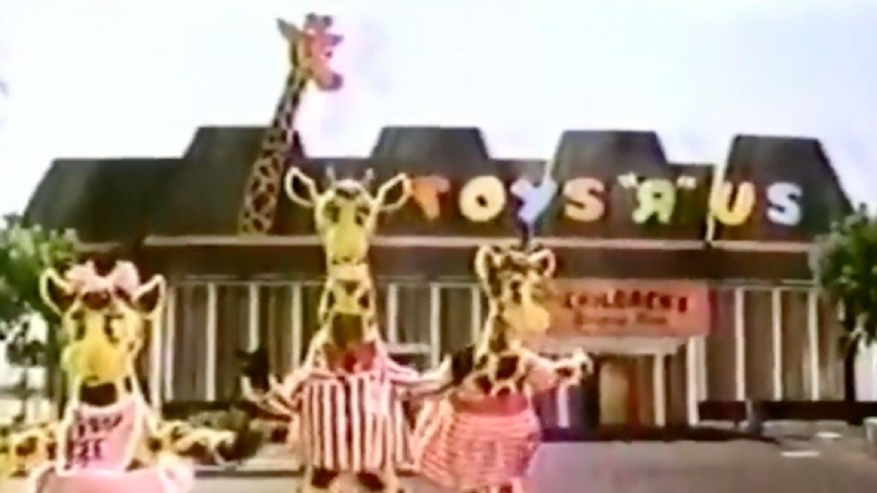 Viral Photo Of Geoffrey The Giraffe Leaving Toys "R" Us For The Last Time Is A Tearjerker