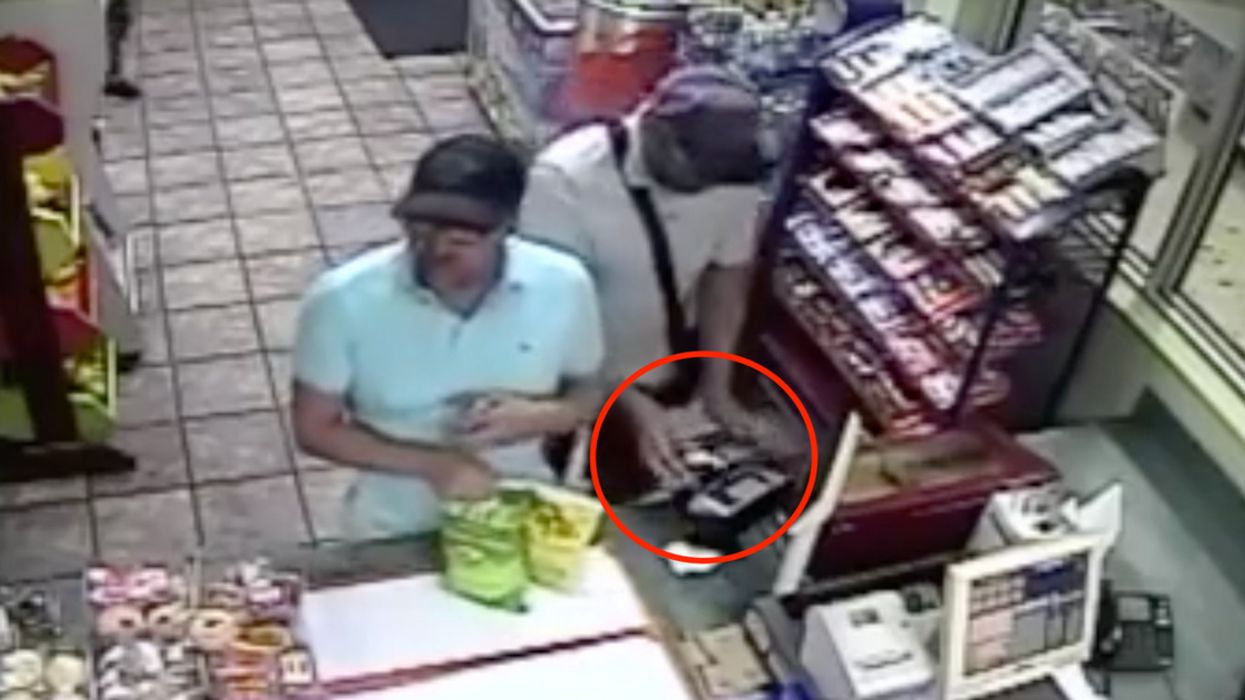 Watch As These Crooks Are Able To Install A Card Skimmer In One Swift Motion š®