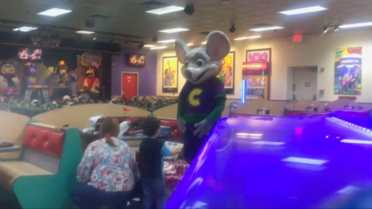 Chuck E. Cheese Employees Come Through For 4-Year-Old After Nobody Showed Up To His Birthday ❤️