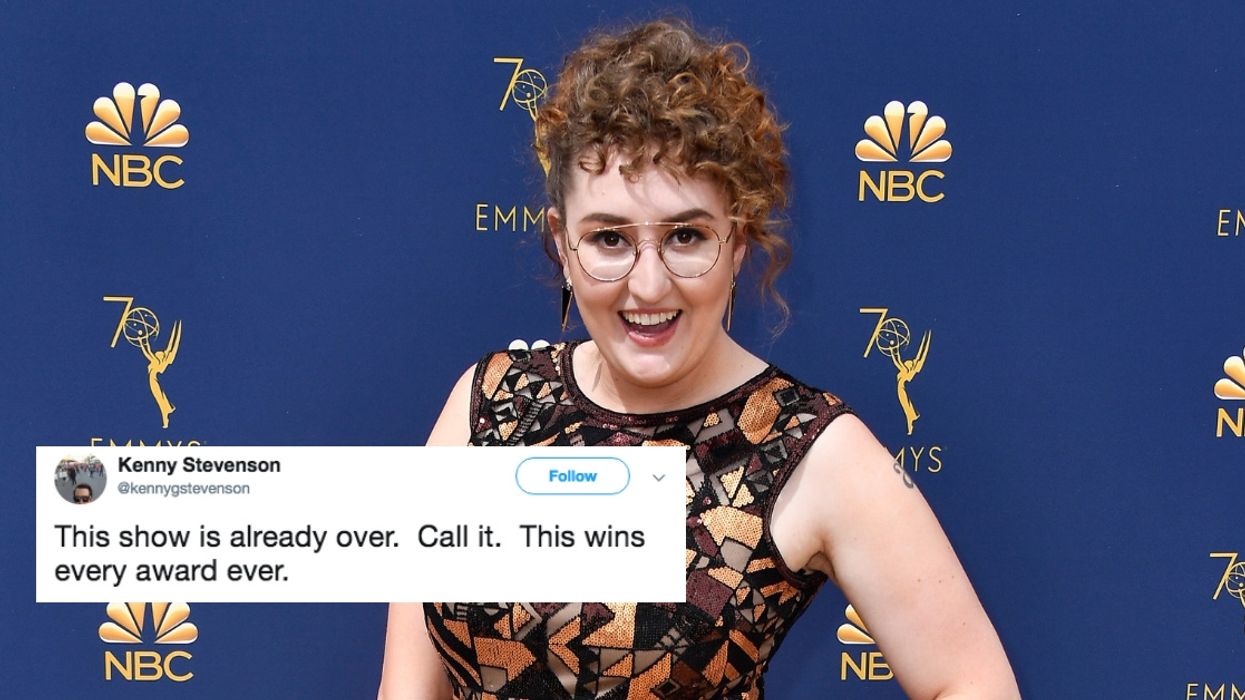 One Comedian Trolled Emmy Red Carpet Photographers In The Most Hilarious Way 🙌