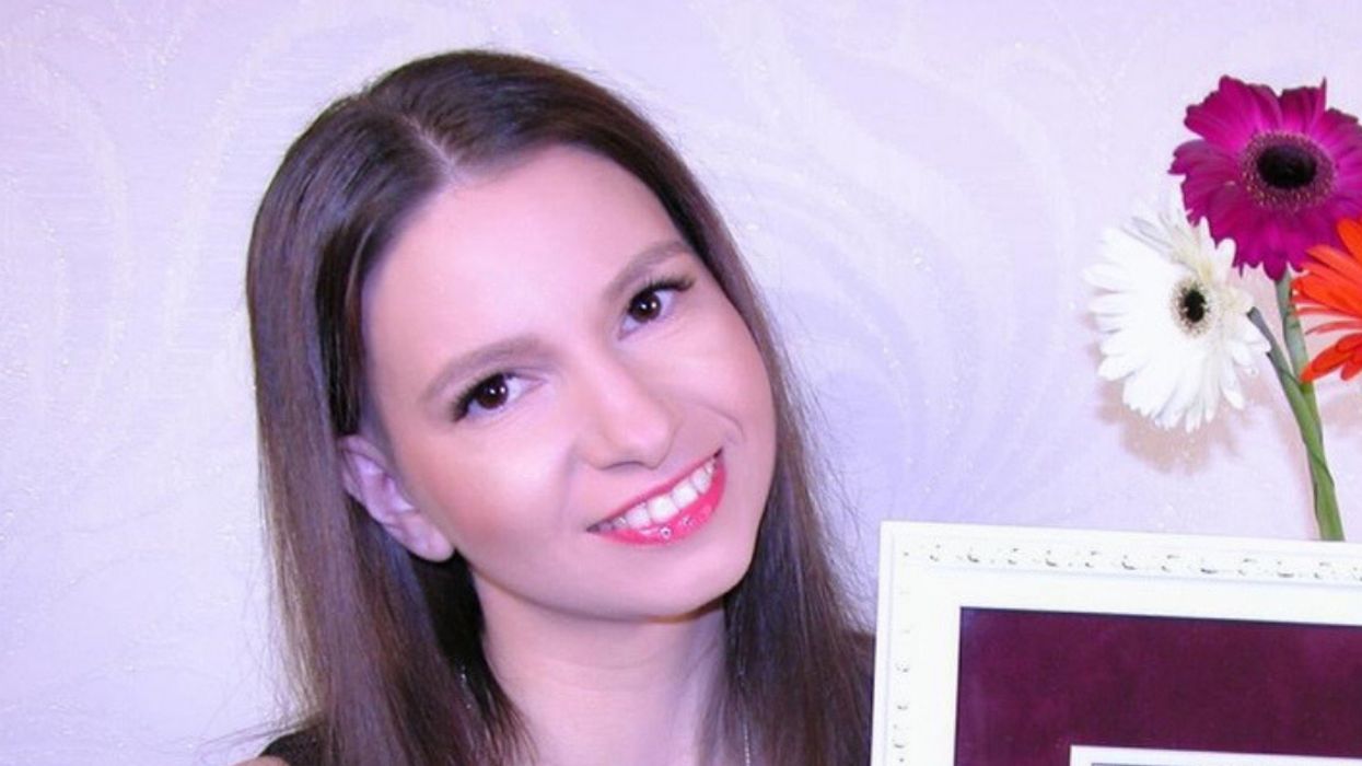 Blogger Spends Four Years Growing Her Fingernails Almost Five Inches