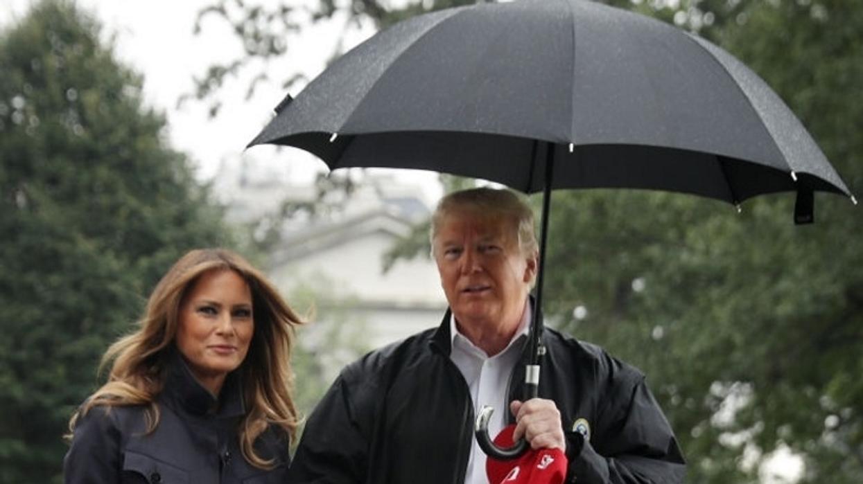 Trump Hogged The Umbrella And Left Melania Out In The Rain On Their Way To Florida—And Twitter Dragged Him For It 😂