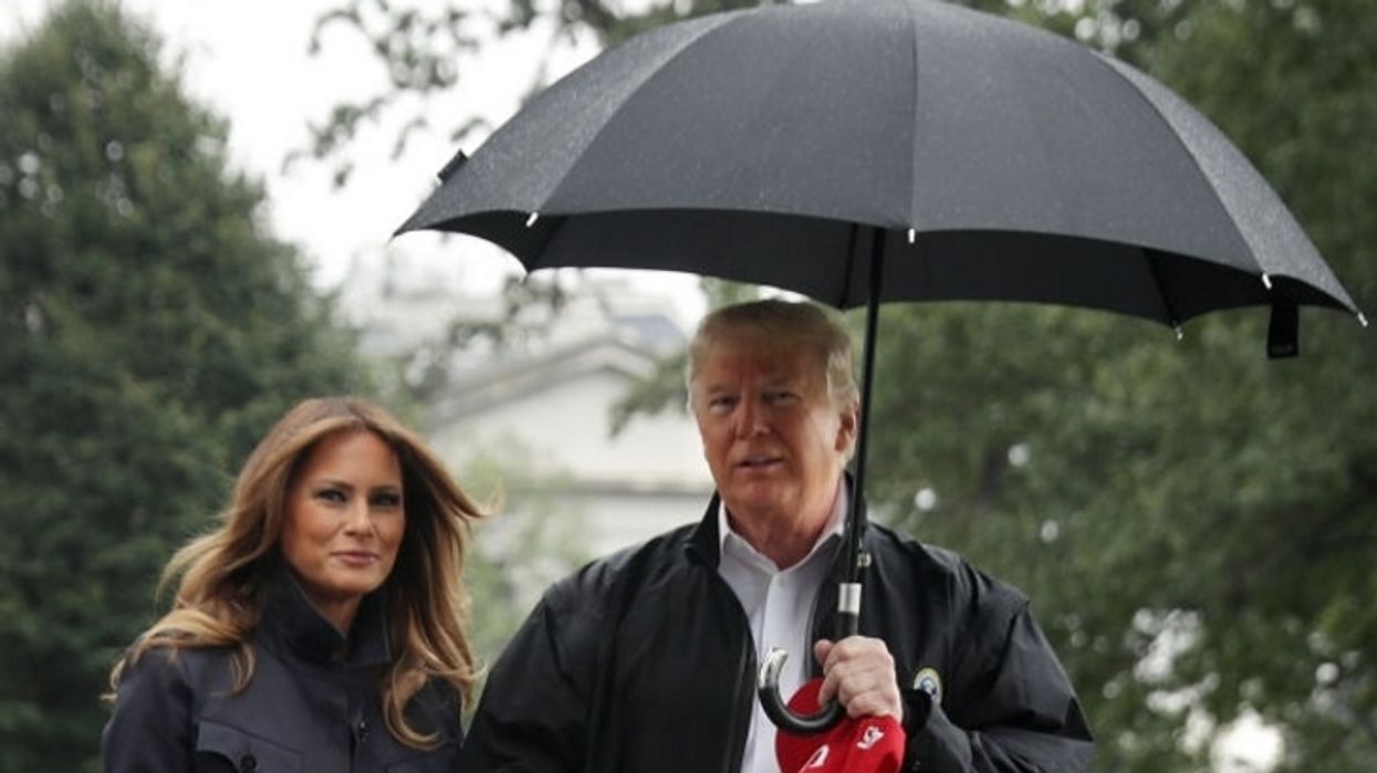 Trump Hogged The Umbrella And Left Melania Out In The Rain On Their Way To Florida—And Twitter Dragged Him For It 😂