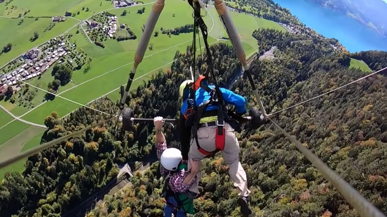 Video Of Man Accidentally Hang Gliding Without His Harness Attached Is Absolutely Terrifying đ±