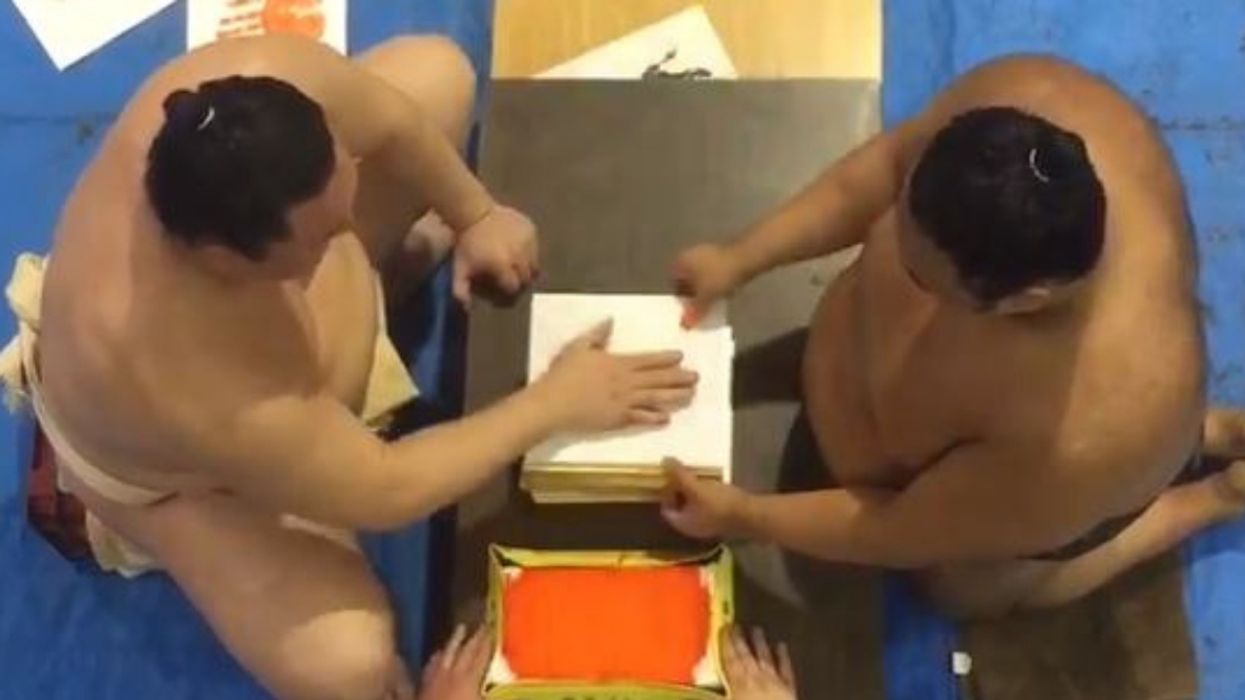 Sumo Wrestlers Sign Autographs With Their Giant Handprints—And The Process Is Mesmerizing 😮