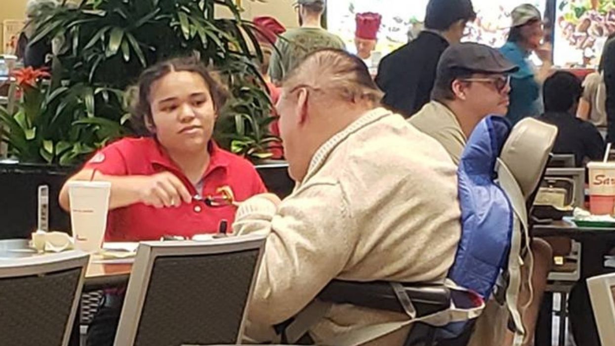 This Texas Chick-Fil-A Employee Has Gone Viral For Helping A Disabled Patron Eat His Meal 😍