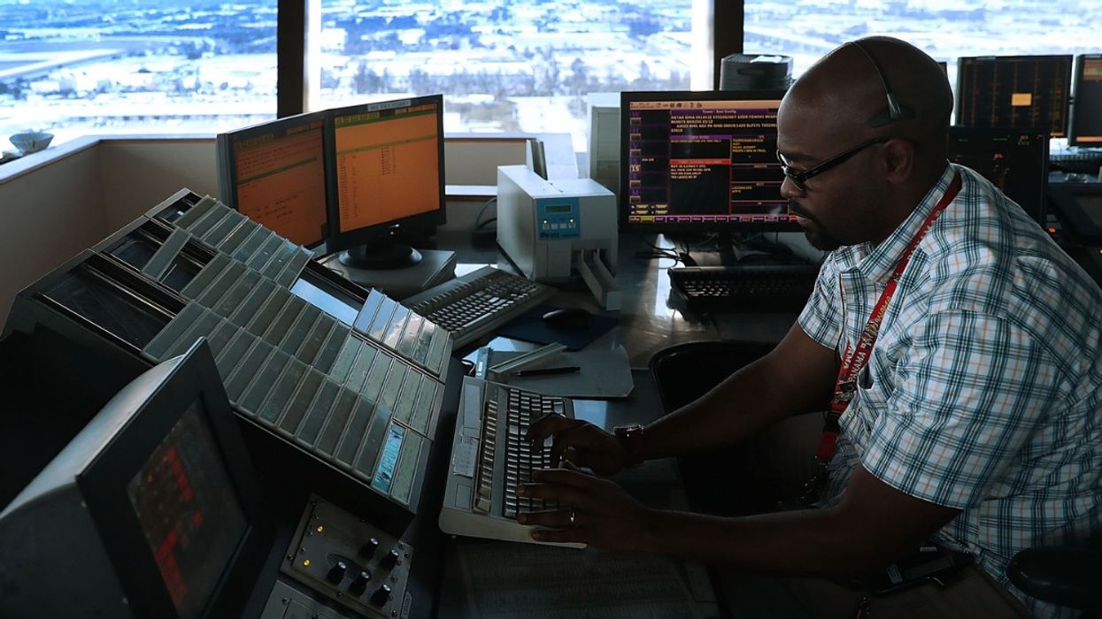 Canadian Air Traffic Controllers Send Sweet Gesture To Their U.S. Colleagues To Show Solidarity During Government Shutdown ❤️