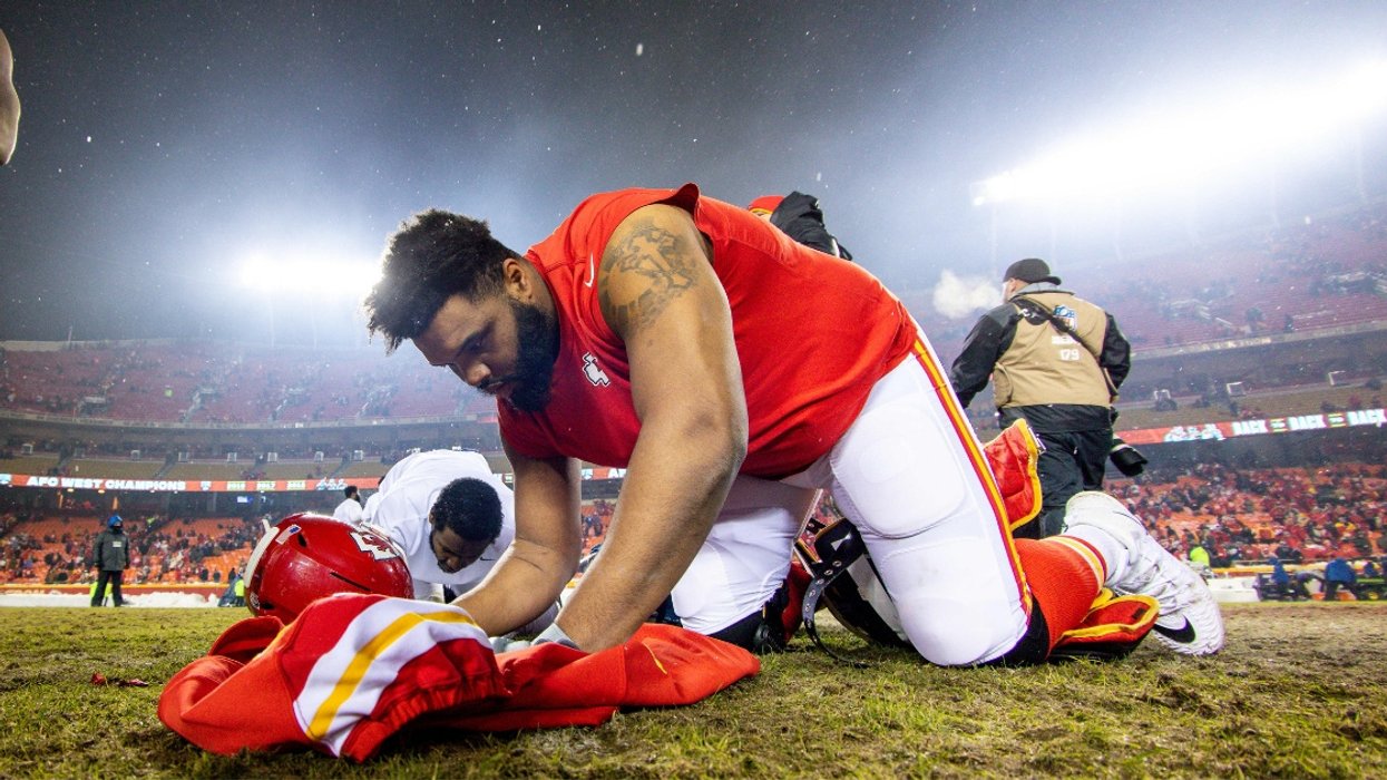 Homeless Man Comes To The Rescue Of NFL Player Stuck In The Snow On His Way To Playoff Game ❤️