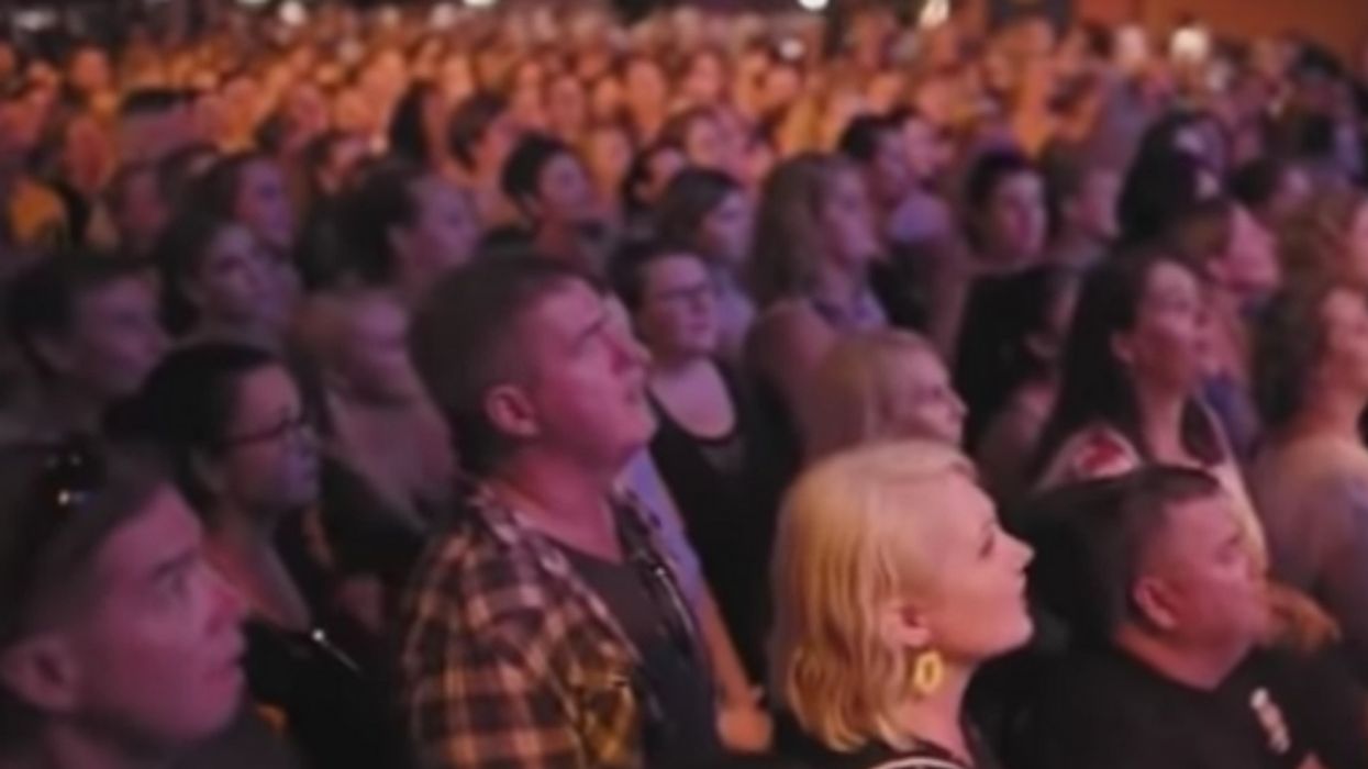 Watch A Group Of 1,500 Possibly Drunk Pub-Goers Totally Crush The Backstreet Boys' 'I Want It That Way'