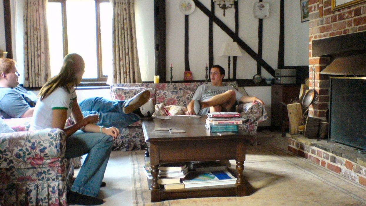 People Reveal The Weirdest Thing A Houseguest Has Done While Staying Over
