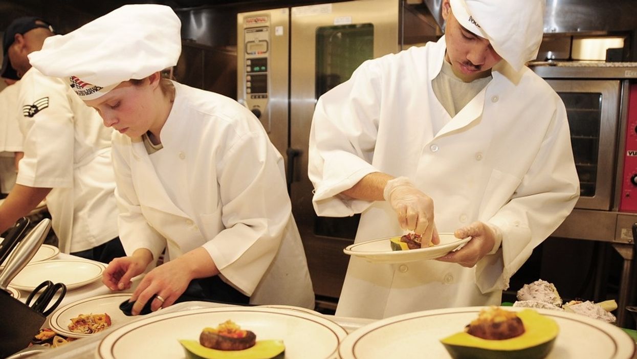 Chefs Reveal Which Red Flags To Look Out For While Dining Out