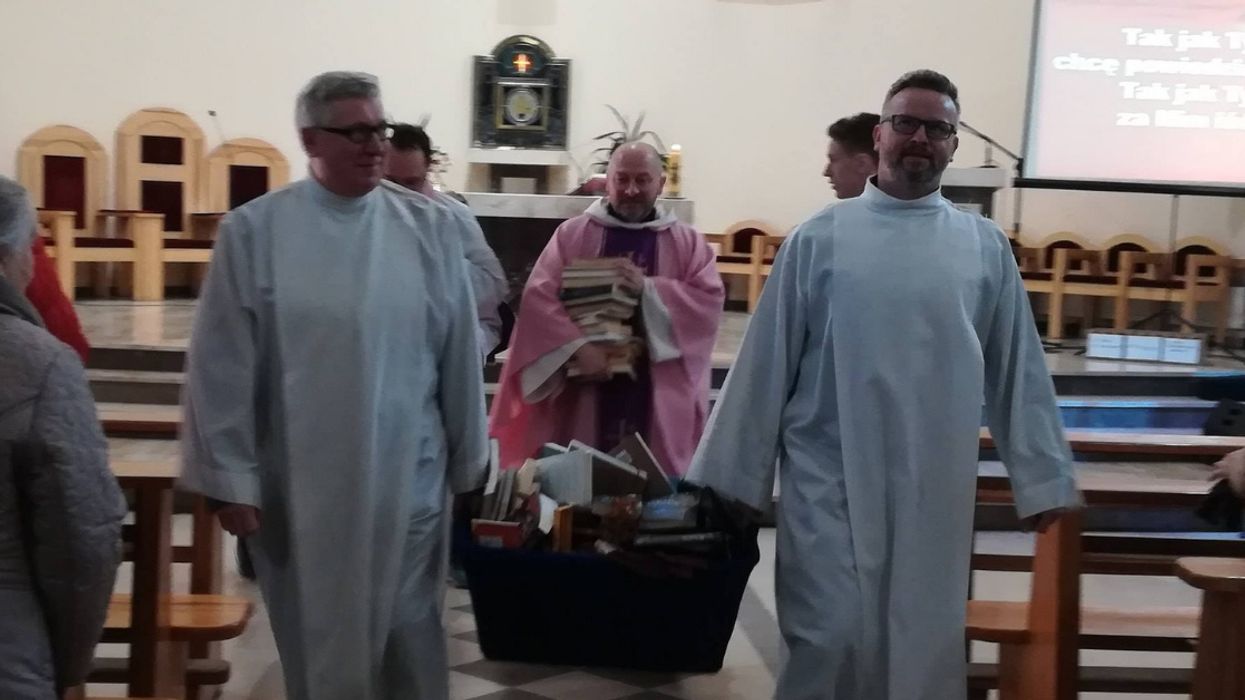 Polish Priests Hold Book Burning Of Popular Literature Due To Biblical Condemnation Of 'Sorcery'