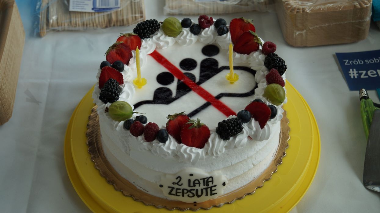 Over 300 People Just Showed Up To The Birthday Party For A Broken Subway Escalator