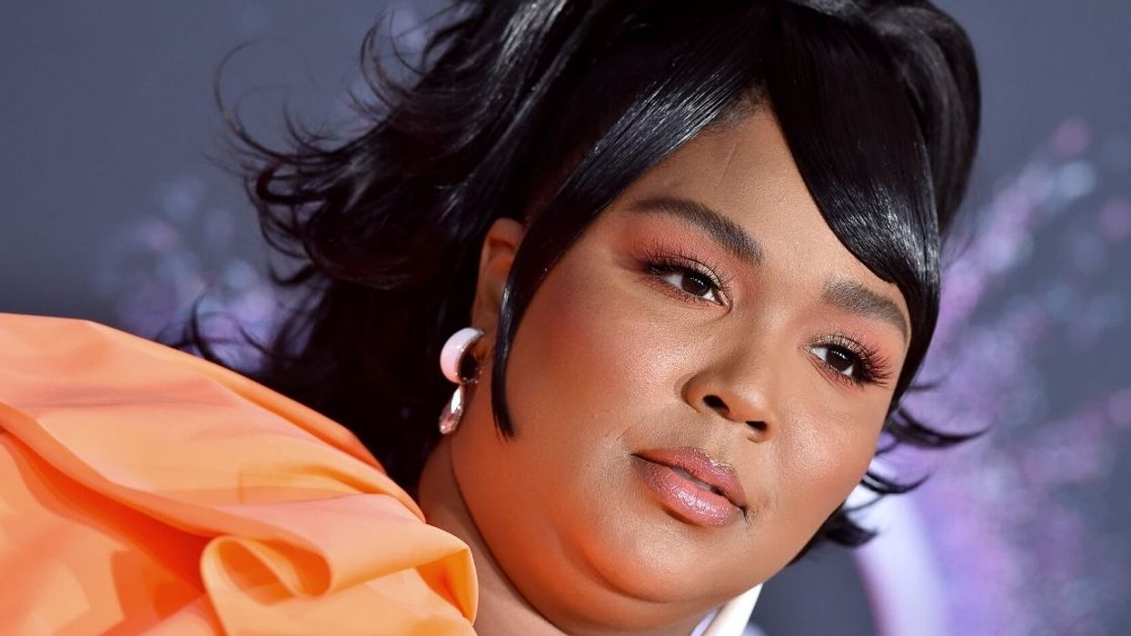 Lizzo's Incredibly Tiny Purse Pretty Much Won The American Music Awards Red Carpet