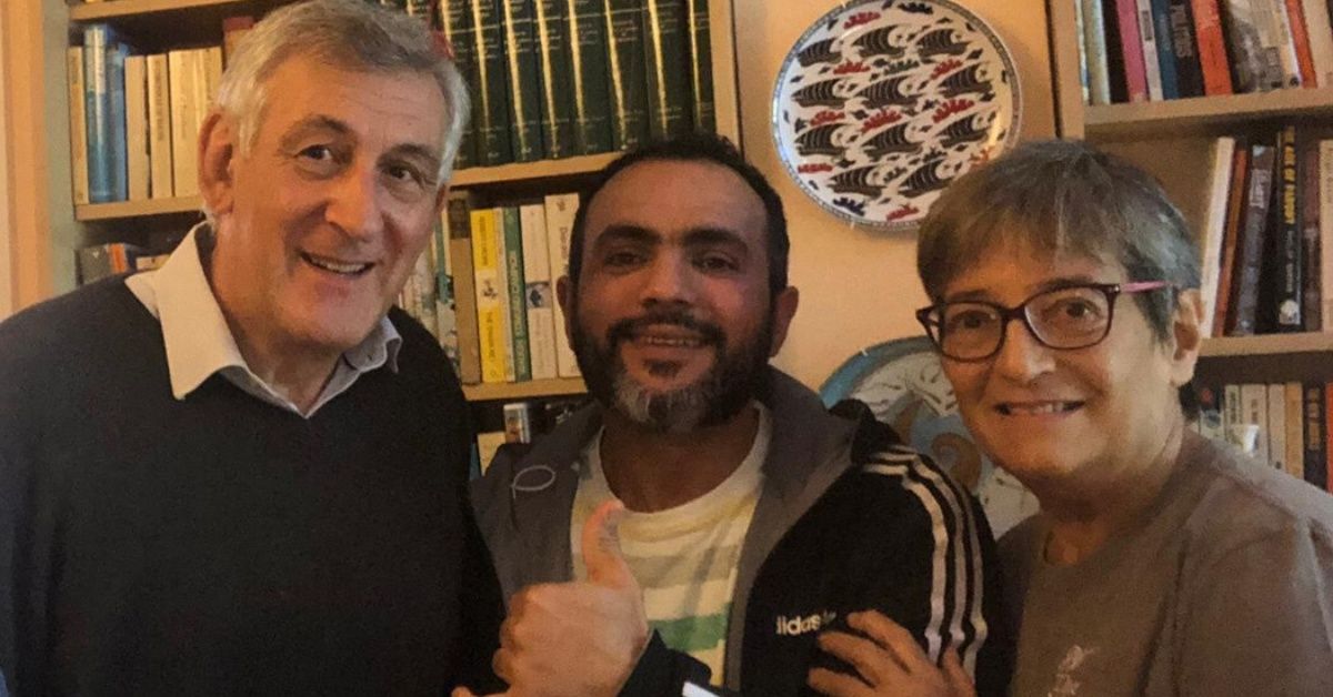 Kind-Hearted Couple Invites Refugees And Asylum Seekers To Stay In Their Home And Spend The Holidays With Them