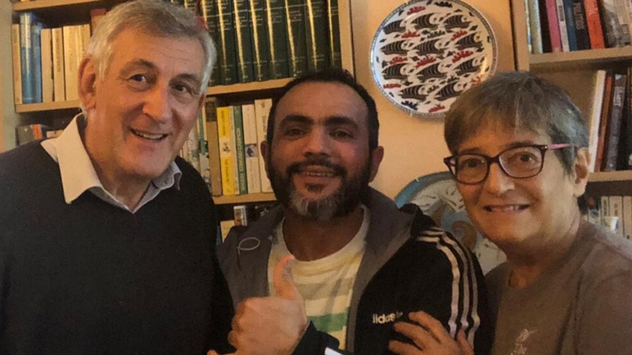 Kind-Hearted Couple Invites Refugees And Asylum Seekers To Stay In Their Home And Spend The Holidays With Them
