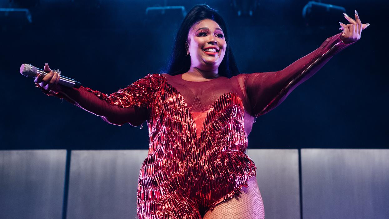Lizzo Packs Hampers At Australian Food Bank To Aid Wildfire Relief Efforts