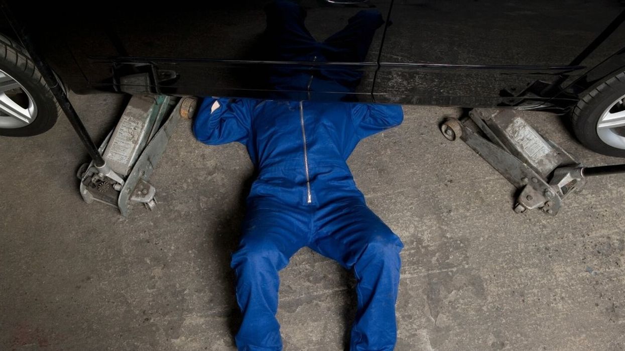 Auto Shop Owner Completely Dismantles Angry Customer After They Left A Bad Review