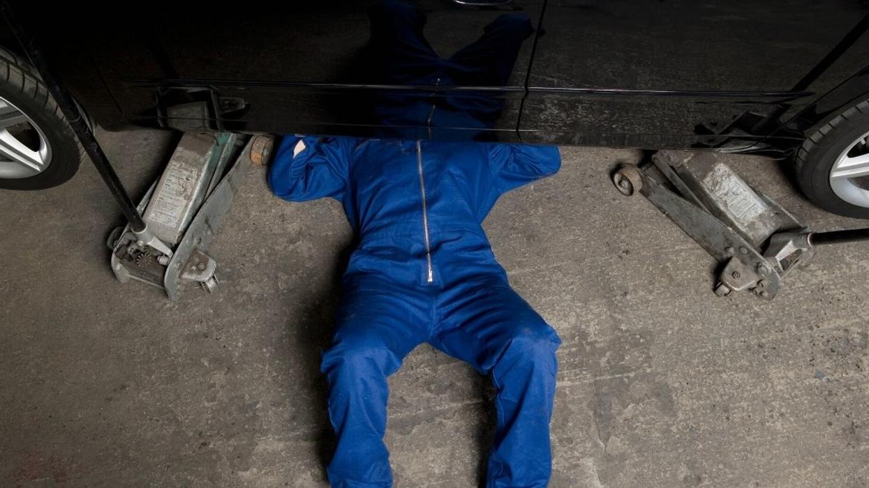 Auto Shop Owner Completely Dismantles Angry Customer After They Left A Bad Review