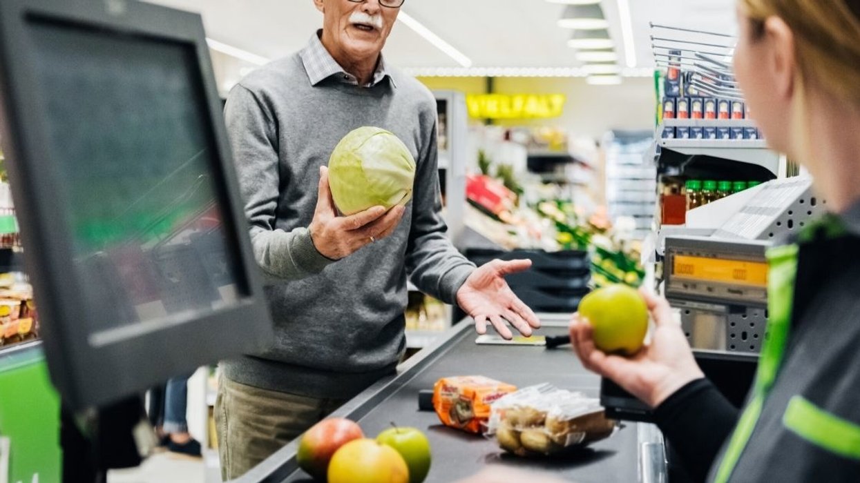 Guy Mortified After His Attempt To Speak Spanish To Female Grocery Store Cashier Backfires Big Time