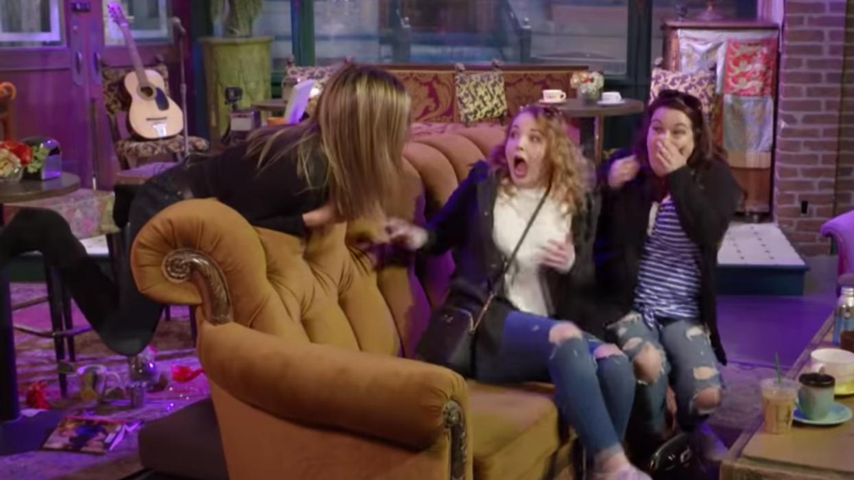 Jennifer Aniston Scared The Crap Out Of 'Friends' Fans Who Were Touring The Central Perk Set