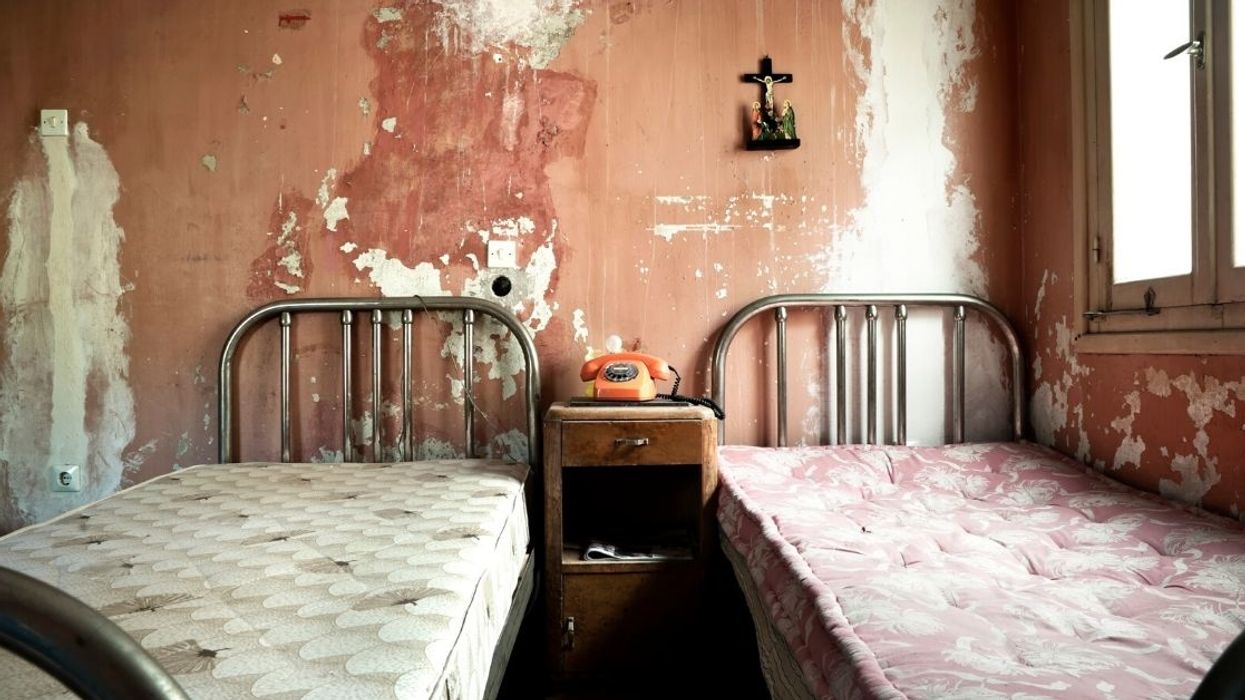 Couple's AirBnB Turns Into Hilarious Nightmare After They Realize Where The Bathroom Is Awkwardly Situated