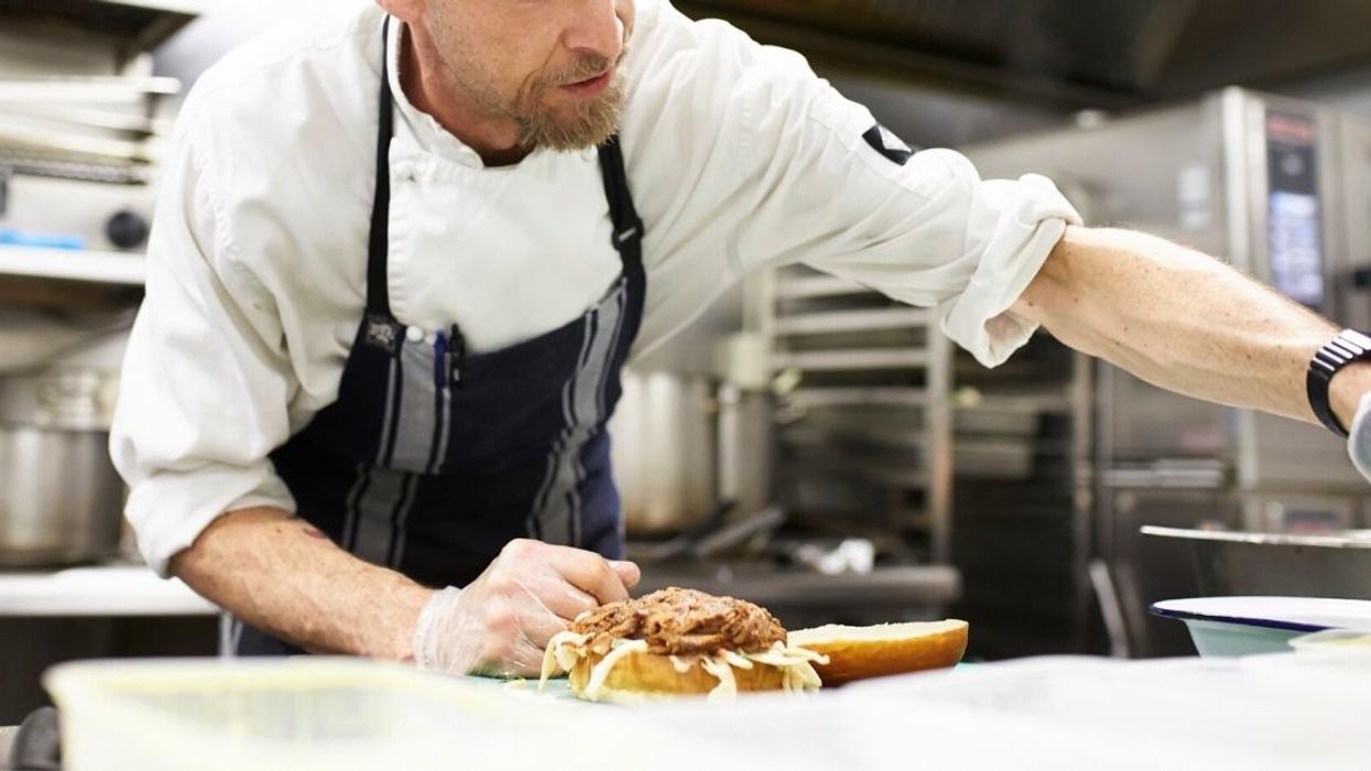 Redditor Asks If It's Bad That They Call Out Their Friend For Being A Cook At Applebee's Whenever He Tells People He's A 'Professional Chef'