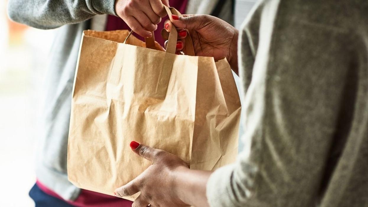 Woman Feels Guilty After Giving Delivery Guy Low Rating After He Didn't Follow Her Instructions For No-Contact Delivery