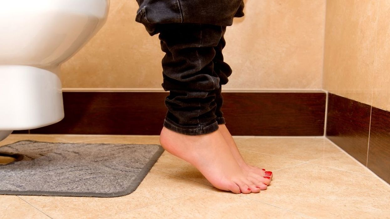 Guy Gets In Argument With Girlfriend After Telling Her To Stop Using Lysol Wipes To Wipe After Using Bathroom