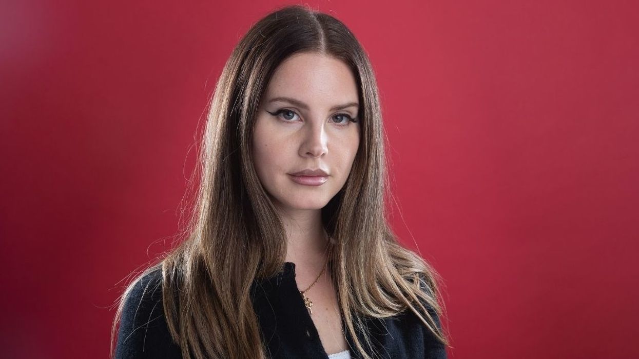 Lana Del Rey Ripped By Fans For Wearing A Pointless Mesh Face Mask To Her Book Signing