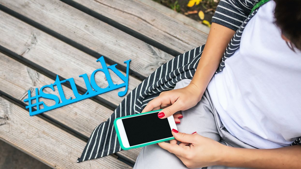 Dad Furious After His Young Teen Daughter Gets Text From Her Boyfriend's Mom Warning Her About Sex