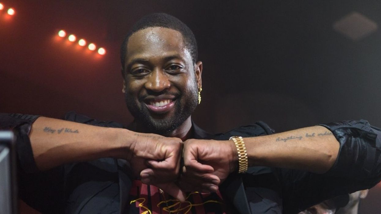 Dwyane Wade Unknowingly Photobombed A Marriage Proposal, And His Reaction Is Everything