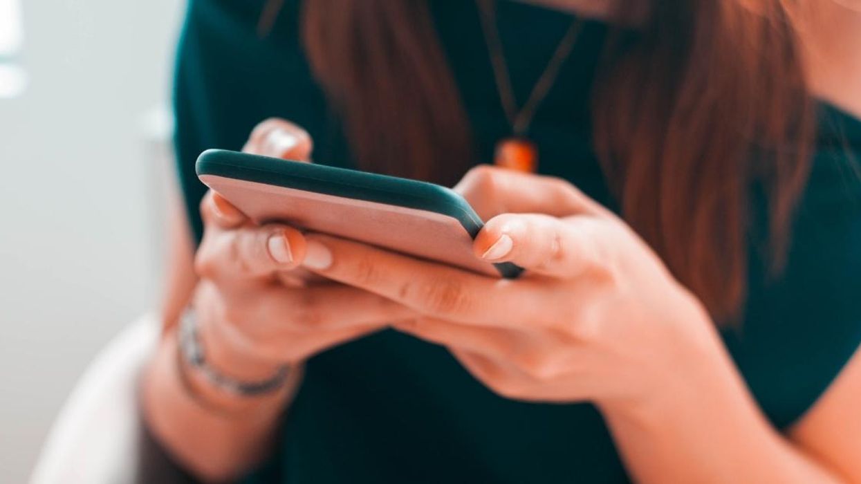 Redditor Sparks Drama After Letting Their 'Influencer' Friend Post A Meme That Made Her Look Stupid