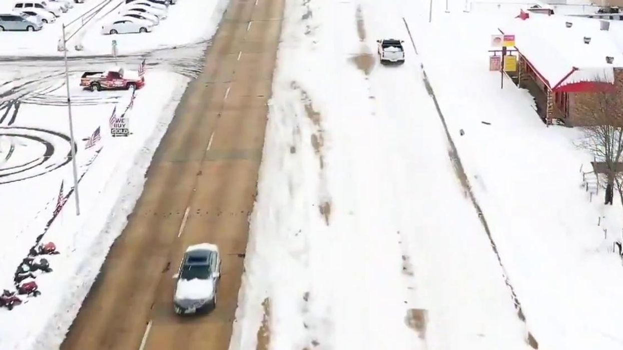 Video Of Road That Straddles Arkansas And Texas Highlights Stark Contrast In State Preparedness