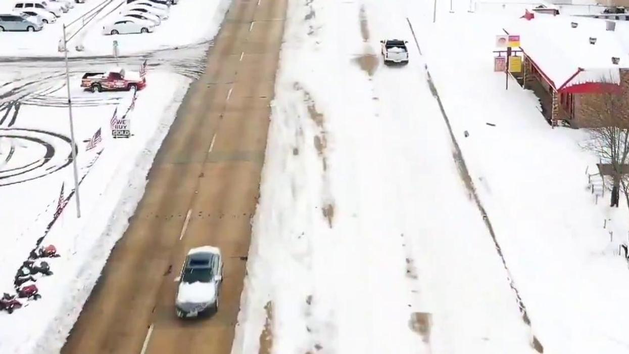 Video Of Road That Straddles Arkansas And Texas Highlights Stark Contrast In State Preparedness
