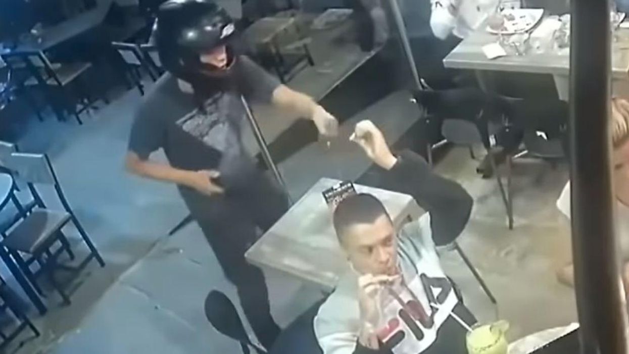 Guy Calmly Keeps Eating His Chicken Wings As He's Robbed At Gunpoint Inside Restaurant